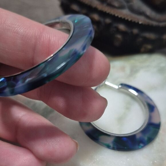 Elegant Blue Swirl and Silver Flat Hoop Earrings Modern Jewelry - Picture 3 of 12